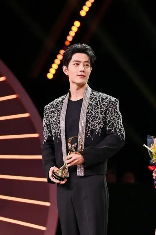 肖战微博之夜2套造型