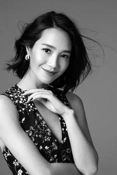 朱丹黑白大片来袭高叉深v展摇曳身姿