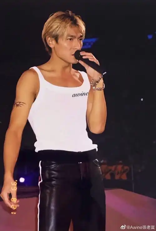 刘德华超话分享刘德华演唱会99 香港红馆秀之三,最棒的演唱会,和路老