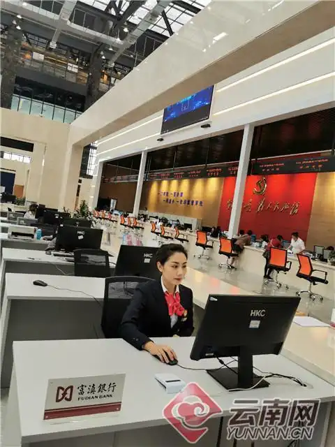 富滇银行工作人员工作照  供图
