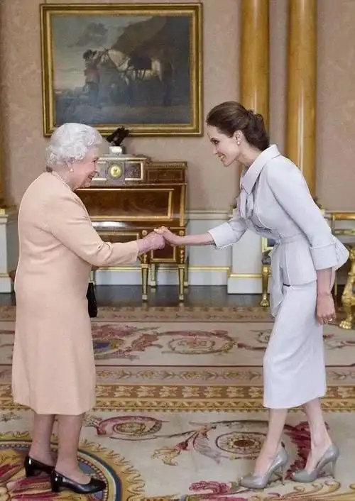 原创【英国文化】十一特辑——皇家礼仪之屈膝礼