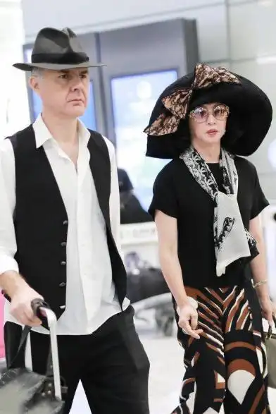 金星女儿罕见现身!穿夹克款棉服扎头巾,才19岁就走在时尚前沿