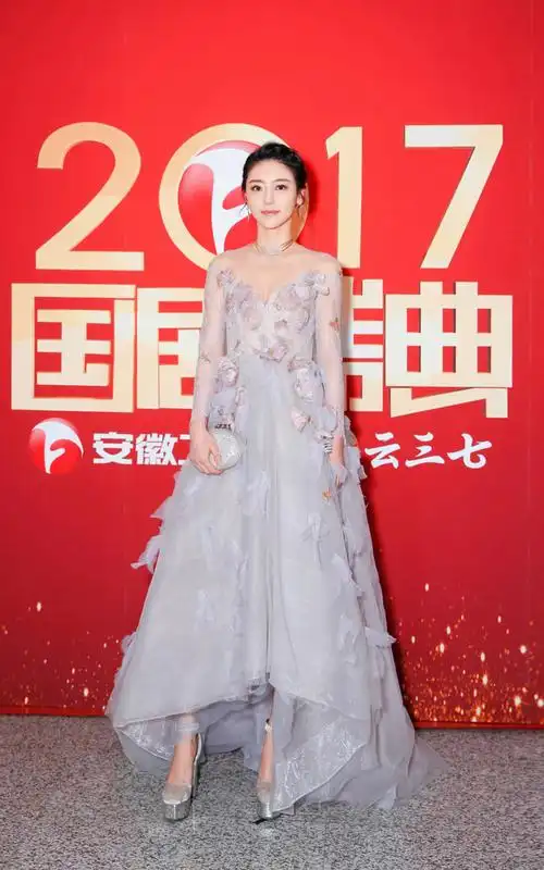 黄梦莹性感深v礼服活动照高清图片56