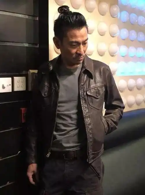 5月30日,港媒上传了刘德华近日在片场的画面,照片中华仔穿着皮衣扎