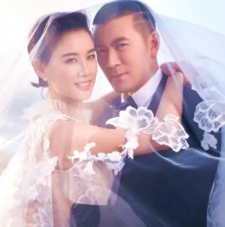 黄圣依杨子再次晒婚纱照,恩爱甜蜜,网友直呼:这波狗粮不够吃!