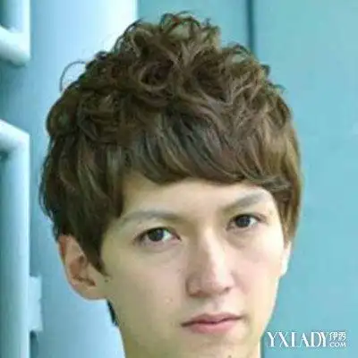 这款小伙锡纸烫发型是时尚的亚麻色染发,斜刘海修饰了长脸,而烫发让