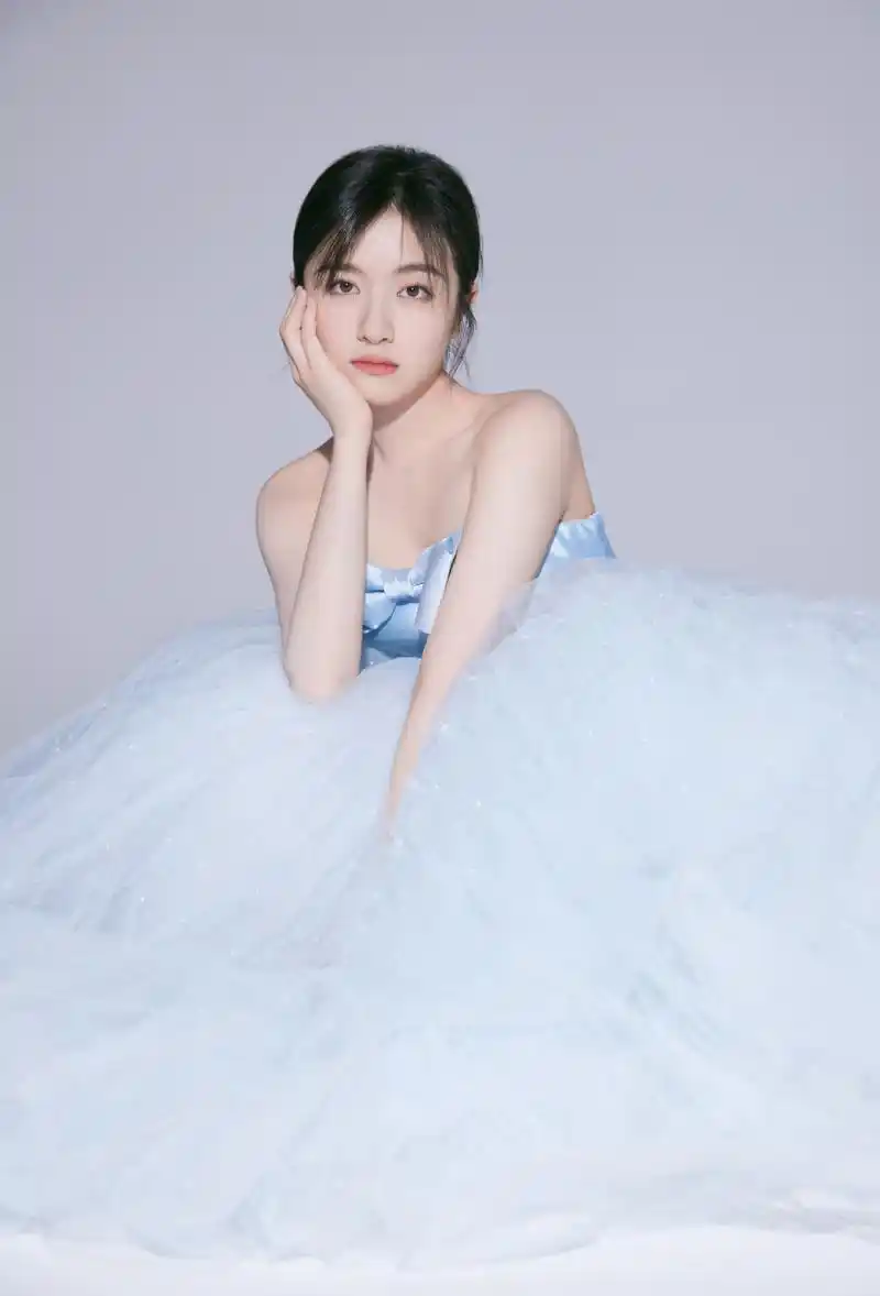 李兰迪 李兰迪初夏写真, 盎然新颜,轻灵律动, 蓝色蝴蝶结抹胸纱裙, 把