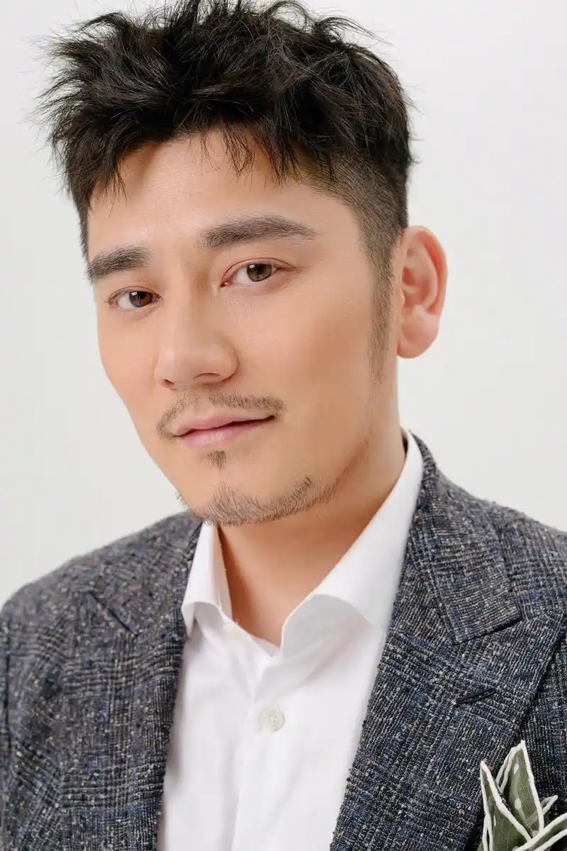 8月25日,近期因体重问题备受关注的钱枫在微博晒出一组新写真,不同于