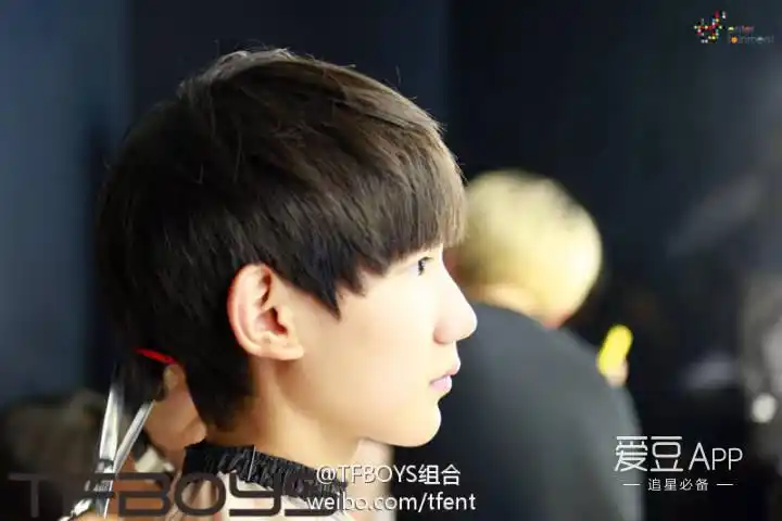 不知道粉丝们有没有注意过源源的鬓角,从小到大一直保持着锅盖头的源