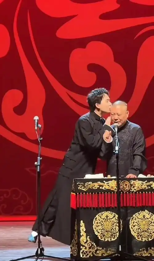 郭麒麟亲了郭德纲一口