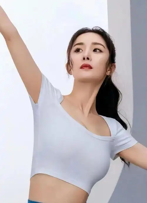 杨幂出道旧照曝光,原装脸和现在差别大到不可思议!