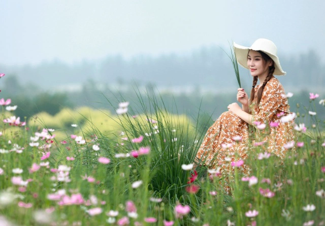 在花海里,让女朋友提裙转个圈圈,奔跑起来或者跳跃起来,拍背影拍加鞍