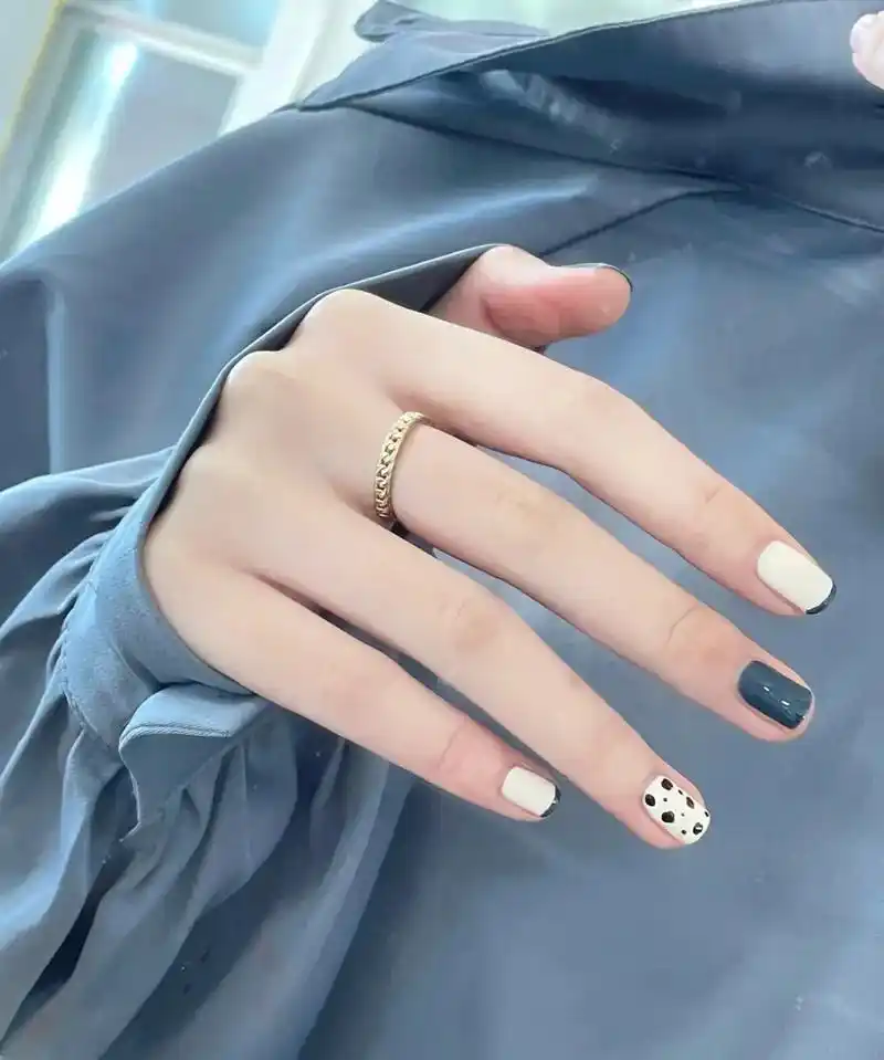 美甲分享 #显白美甲 #简约美甲短指甲 #ins美甲 #秋 - 抖音