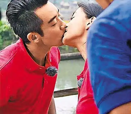 baby与郑恺玩共吃饼干游戏——难怪她庆幸黄晓明没看倒地与金钟国"