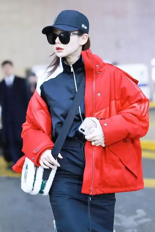 戚薇穿红色外套现身机场,搭配黑色运动连衣裙