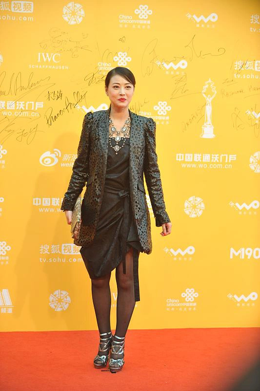 周海媚穿衣风格百变,西装外套内搭黑色黑色连衣裙,穿出霸气风范