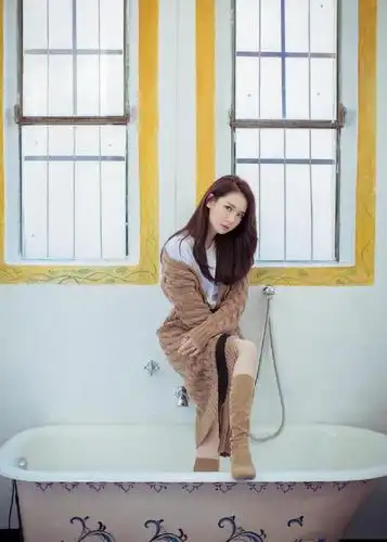 戚薇这次走红毯,脚上的鞋子很是亮眼