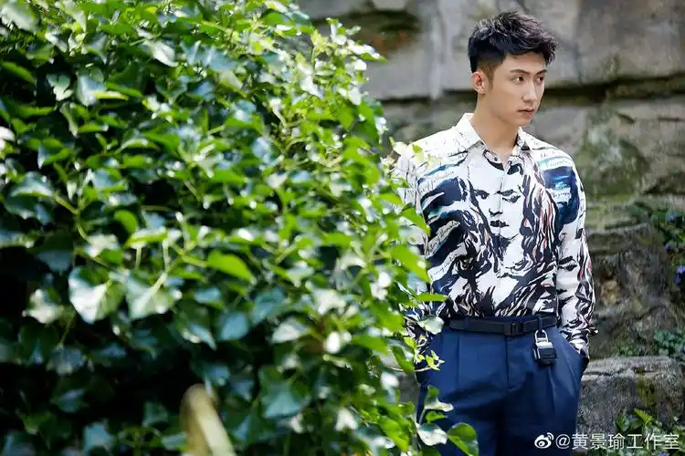 你的微笑更美!黄景瑜穿蒙娜丽莎衬衫现身