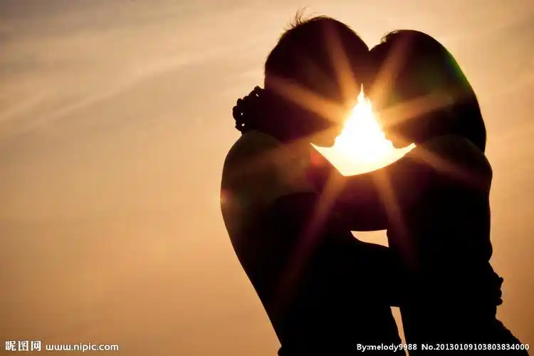 键 词:夕阳下热拥的情侣 情侣 夕阳 拥抱 浪漫 甜蜜 恋人