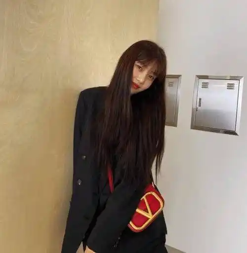 朴秀荣joy最新私服穿搭,甜美可爱不失气质,不愧是"果汁女孩"_黑色