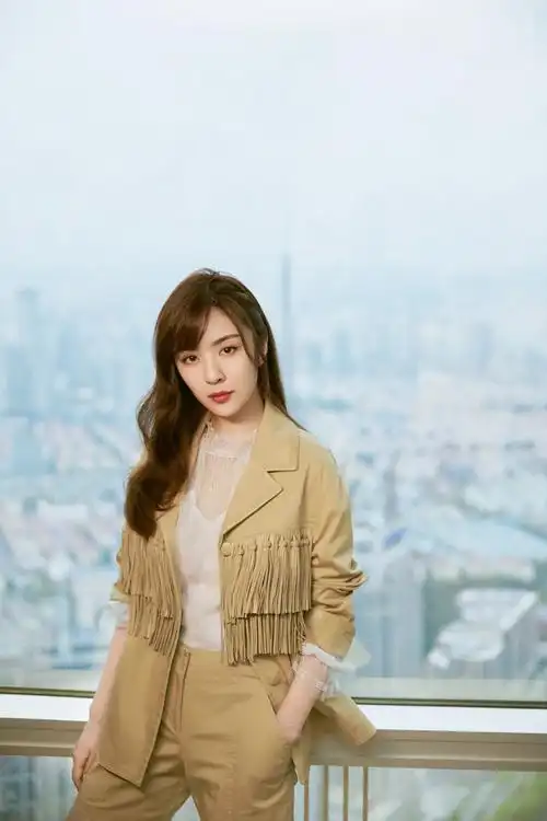 王晓晨现身艺术展 飒爽裤装美腿抢镜