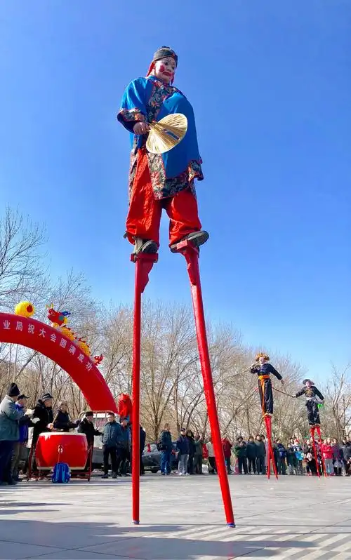 民间艺术家的高跷表演 - 美篇