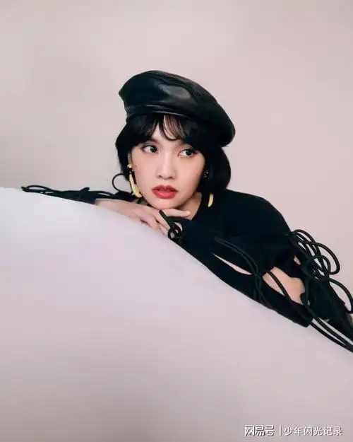 杨丞琳可爱美照曝光黑色上衣搭配绿色牛仔裤耳饰配饰加分