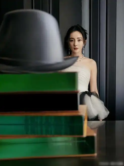 杨幂微博之夜盛典造型,黑白褶皱薄纱,单肩鱼尾设计,典雅高贵