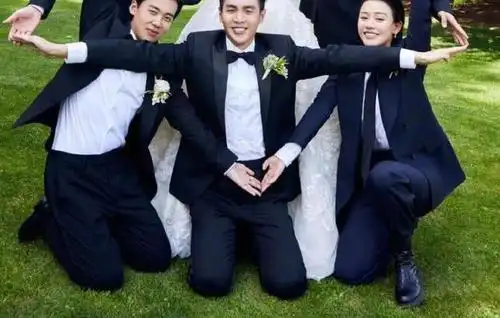 张若昀唐艺昕与伴郎团玩土味合影马思纯混进伴郎团毫无违和感