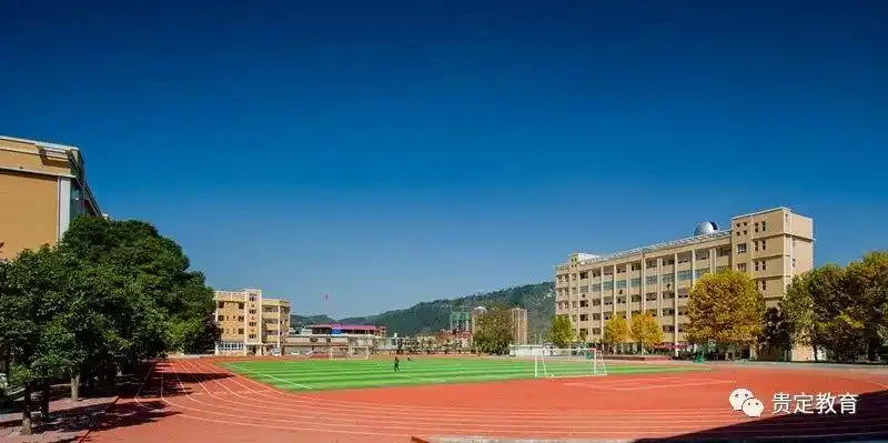 奋进之笔欣欣向荣跨越发展的贵定一中