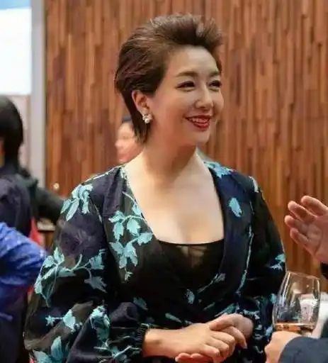 原创4任女友,2任二婚,这位44岁"国家一级演员"12年坎坷爱情路_靳东