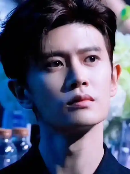 尖叫之夜男明星怼脸生图#任嘉伦的脸就适合怼脸拍这喉结 这挑眉 我