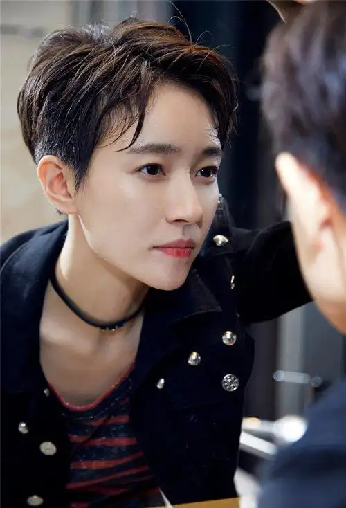 女生中性短头发造型欣赏 摆脱单调款式的短发图片