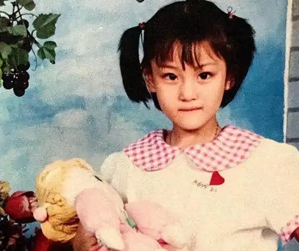 小时候的张馨予还热衷绘画,她儿时的梦想就是当一名设计师.