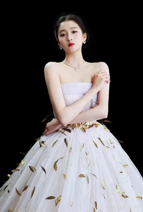 关晓彤#,一个年轻而充满活力的女演员,她的名字已经深深地印在了人们