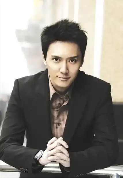 冯绍峰携子接机赵丽颖,一家三口互动有爱,曝冯妈送她豪宅求复婚