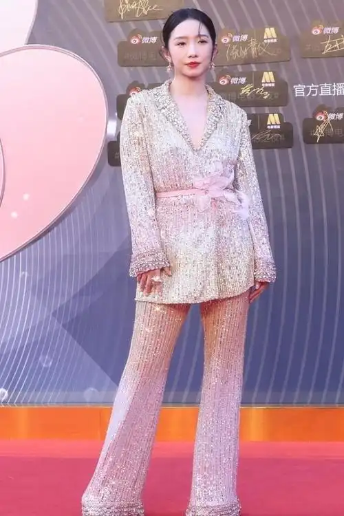 孟美岐不愧是女团出来的不仅唱跳俱佳穿衣也很有气质