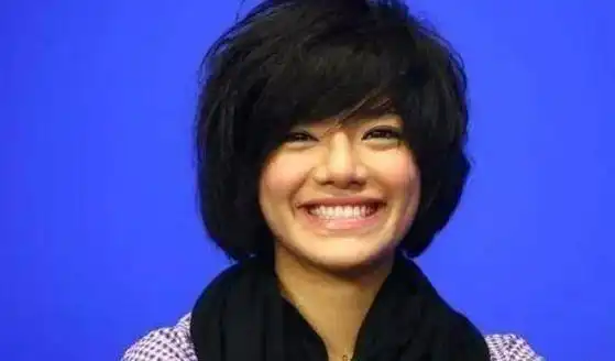 江映蓉不仅外貌出众,还具备着唱跳歌手的才华.