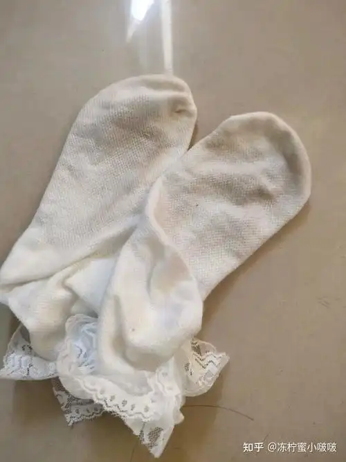 女生能把白棉袜穿变色吗