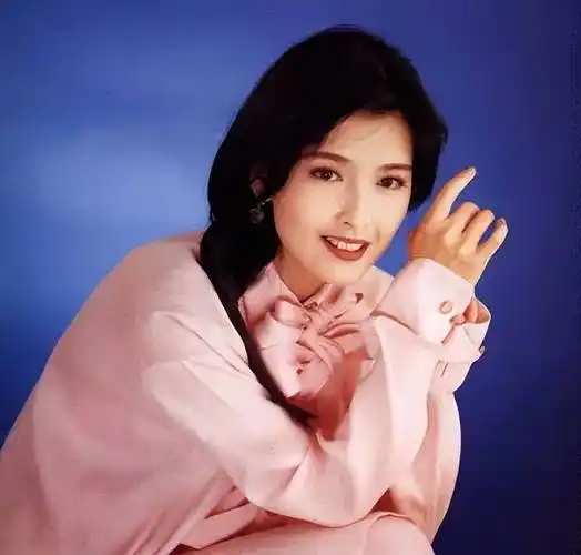 得不到的才是最好的,正所谓家花不如野花香,周慧敏年轻时虽然颜值颇高