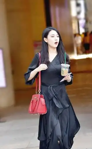 路人街拍:长相很高级的女神姐姐,看一眼,我就陷入了"灭霸式心动"!