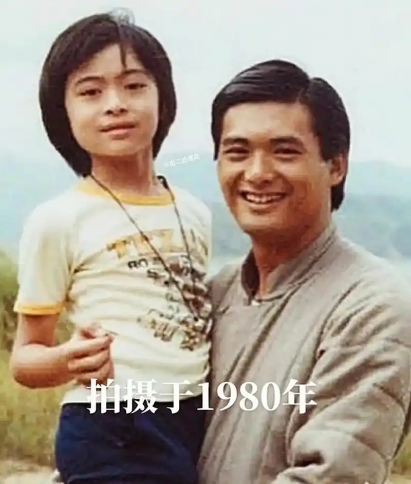 爆照: 25岁的周润发,抱着7岁的樊少皇,拍摄于1980年,香港#领动计划