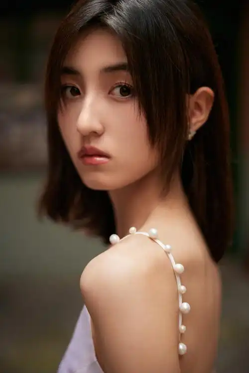 张子枫别再瘦啦##张子枫珍珠吊带裙#妹妹这组照片真的好绝,完美谑释