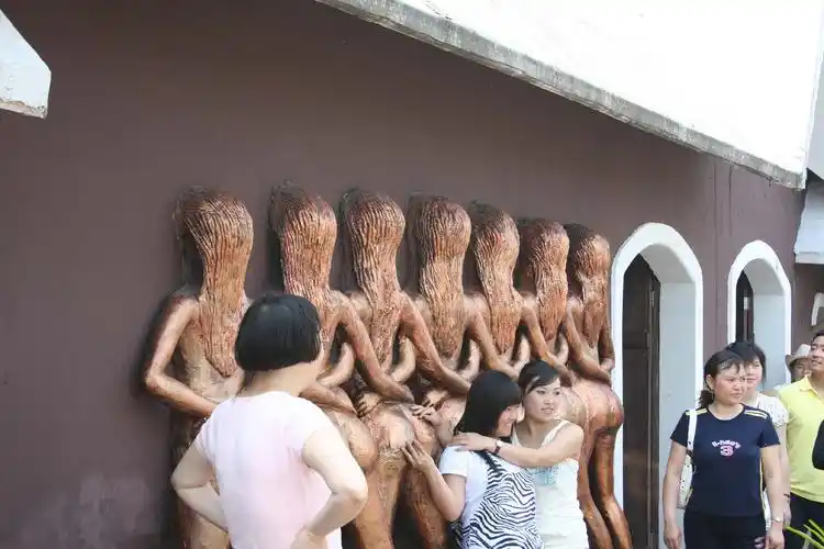 世界上最"大"的厕所 (没看出来很大,人的确很多) 看,美女的.