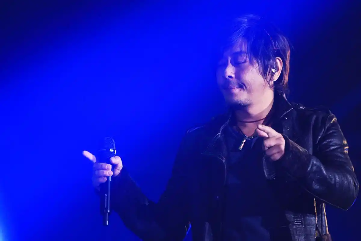 王杰《是否我真的一无所有》高清现场版 时隔多年听还是动人心弦