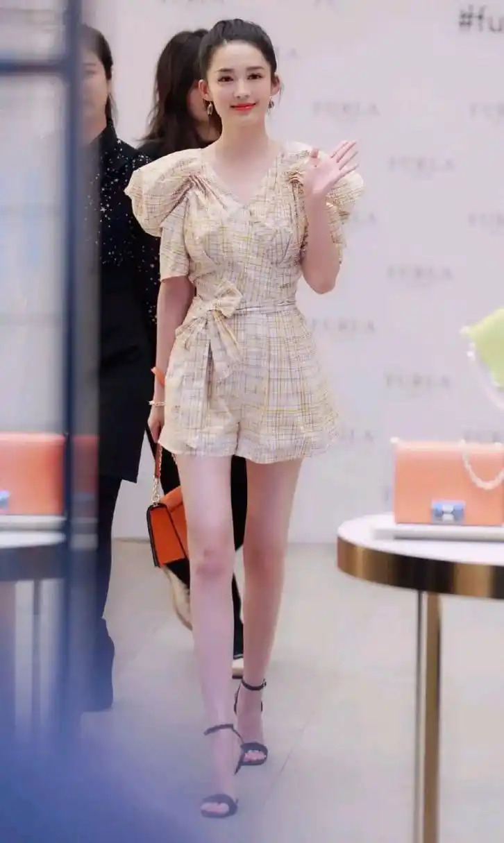 李沁   身材纤细的美女   美足踩一字带凉高跟太美