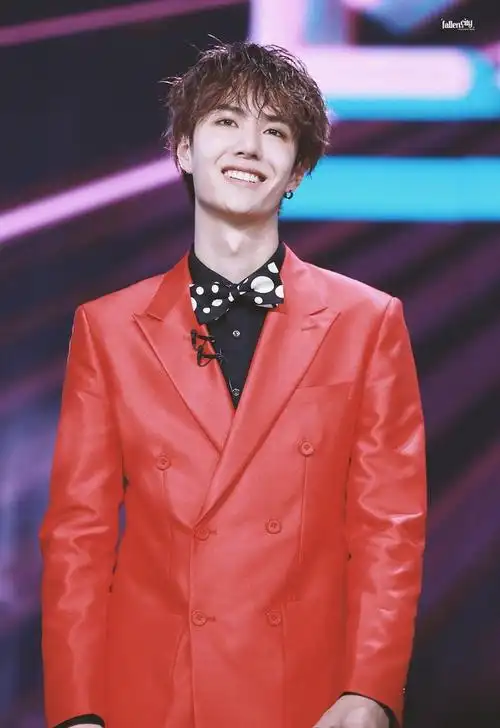 小编就是因为一段舞蹈喜欢上了王一博,你们知道那个吗,就是一身红西装