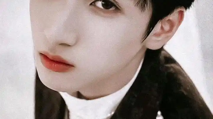 严浩翔,欧式双眼皮总是如此夺目.他的脸型真的360℃无死角.