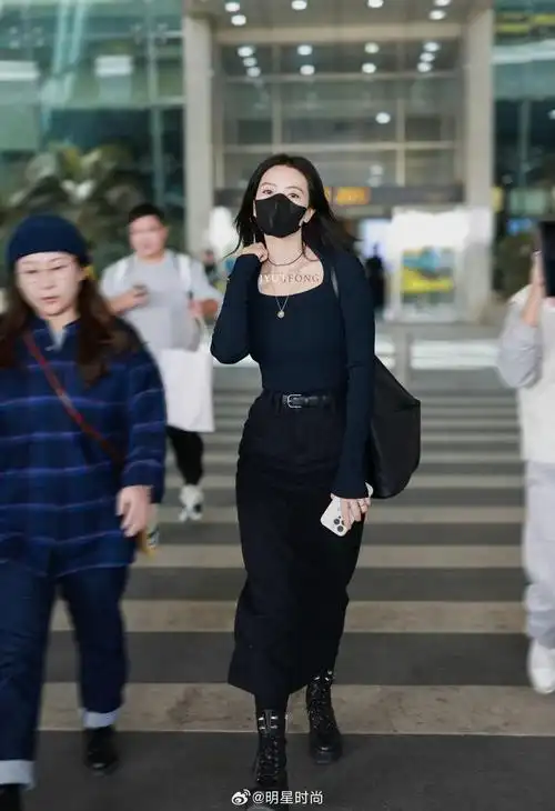 高圆圆机场穿搭一身黑色搭配简约大方又不失细节之美