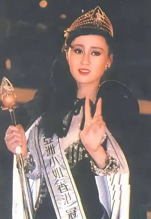 李连杰老婆利智近照:戴老花镜,剪短发,一夜苍老认不出!